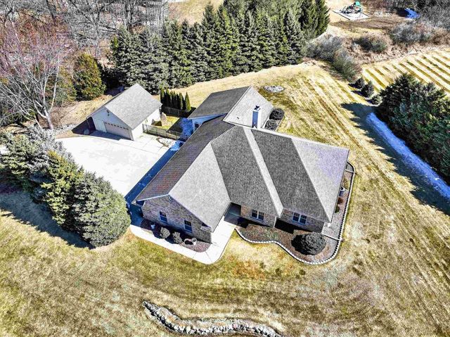 5565 APPLEWOOD COURT, Hartford, WI 53027
