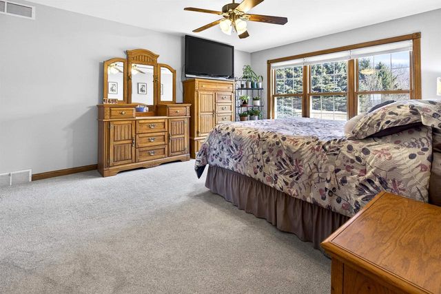 5565 APPLEWOOD COURT, Hartford, WI 53027