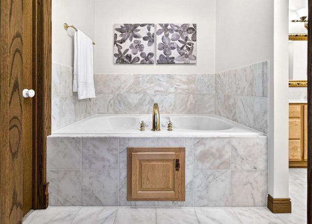 5565 APPLEWOOD COURT, Hartford, WI 53027