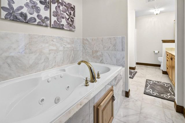 5565 APPLEWOOD COURT, Hartford, WI 53027