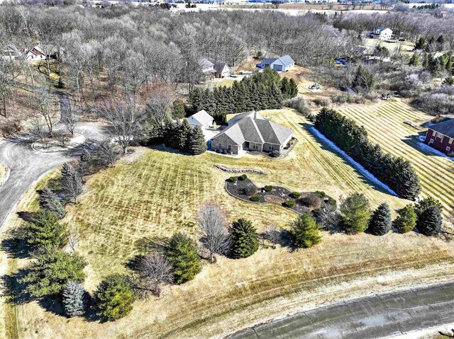 5565 APPLEWOOD COURT, Hartford, WI 53027