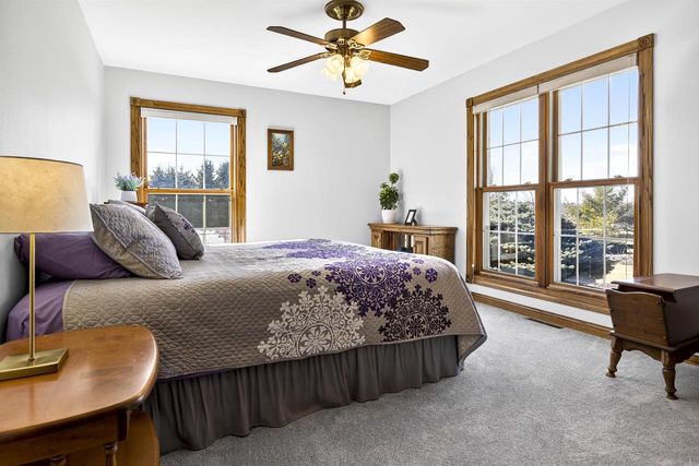 5565 APPLEWOOD COURT, Hartford, WI 53027