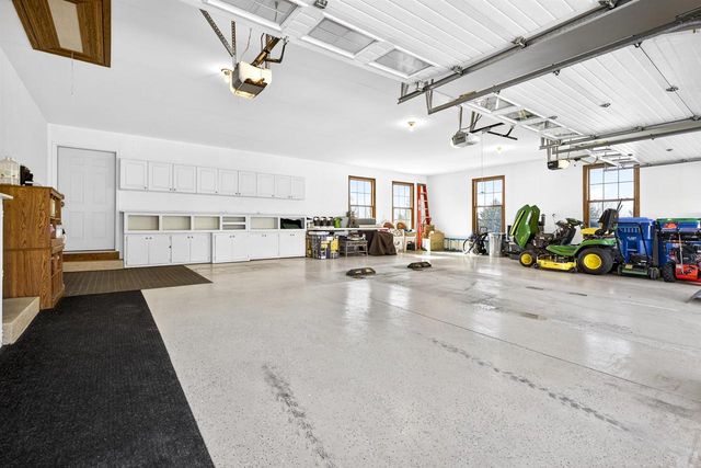 5565 APPLEWOOD COURT, Hartford, WI 53027