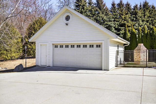 5565 APPLEWOOD COURT, Hartford, WI 53027