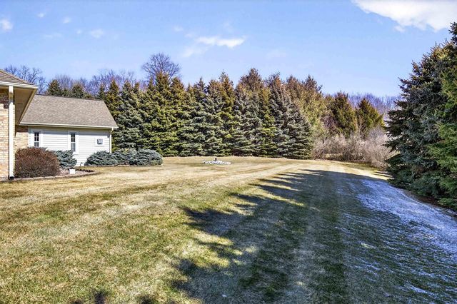 5565 APPLEWOOD COURT, Hartford, WI 53027