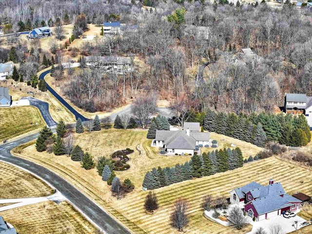 5565 APPLEWOOD COURT, Hartford, WI 53027