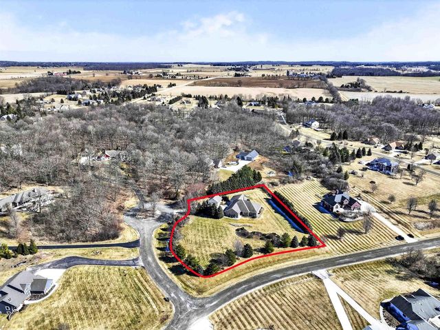 5565 APPLEWOOD COURT, Hartford, WI 53027