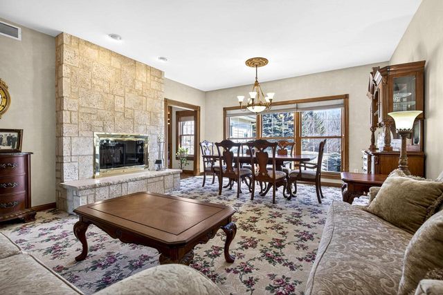 5565 APPLEWOOD COURT, Hartford, WI 53027