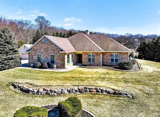 5565 APPLEWOOD COURT, Hartford, WI 53027