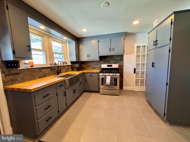 706 MAIN ST, Red Hill, PA 18076