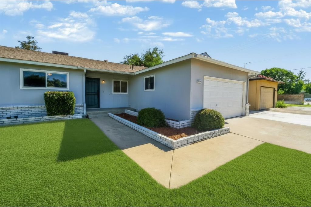 Image 3 of property listing at 1767 Gettysburg Avenue, Clovis, CA 93611