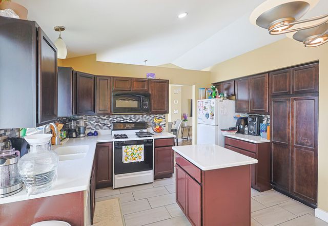 520 CALGARY Way, Belvidere, IL 61008