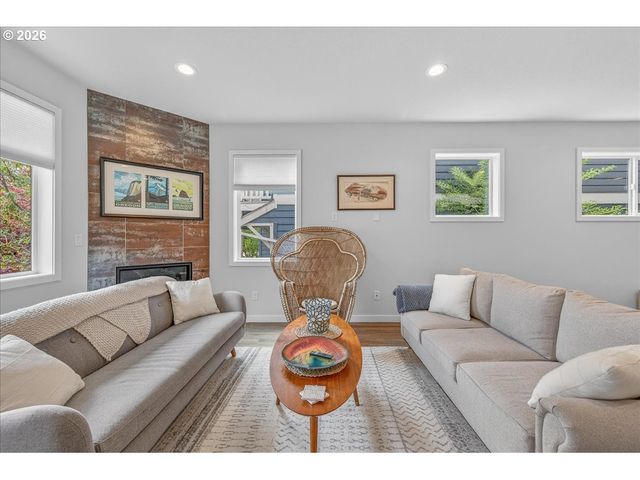 521 N Cook St, Portland, OR 97227