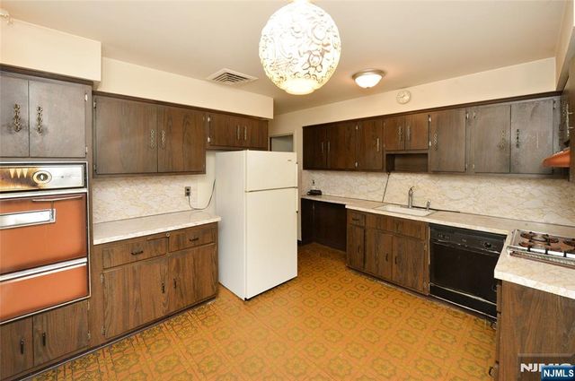 5-10 Dorothy Street, Fair Lawn, NJ 07410