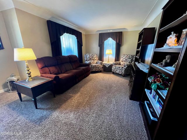 212 E Indiana Avenue, Maumee, OH 43537