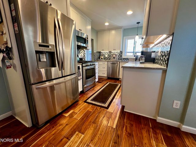 212 E Indiana Avenue, Maumee, OH 43537