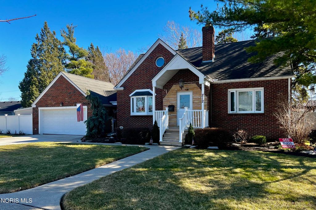 212 E Indiana Avenue, Maumee, OH 43537