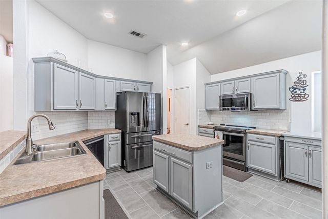 108 Oak Hollow Lane, Red Oak, TX 75154