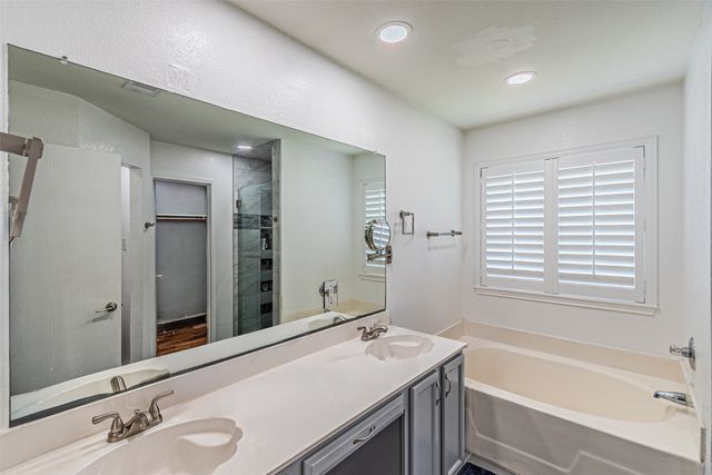 108 Oak Hollow Lane, Red Oak, TX 75154