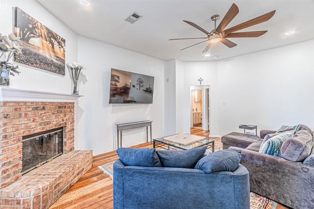 108 Oak Hollow Lane, Red Oak, TX 75154
