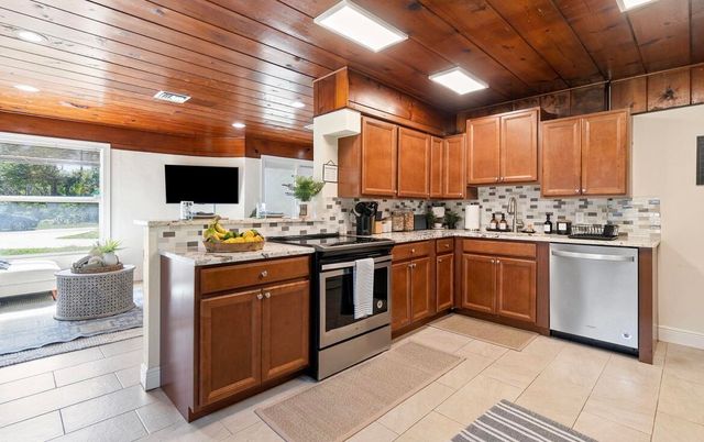 727 S Lake Drive, Lantana, FL 33462