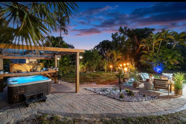727 S Lake Drive, Lantana, FL 33462