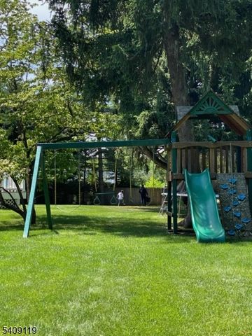 15 Canterbury Ln, Millburn Twp., NJ 07078