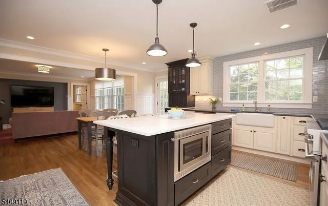 15 Canterbury Ln, Millburn Twp., NJ 07078