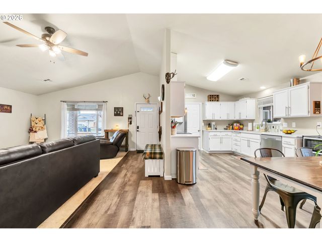 25198 JAKE St, Veneta, OR 97487
