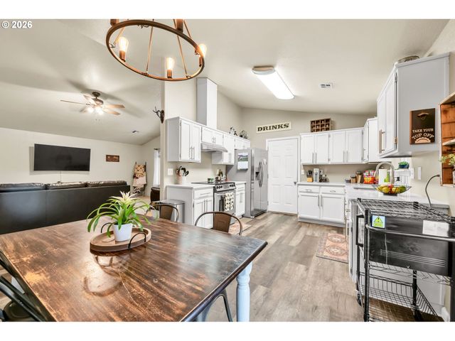 25198 JAKE St, Veneta, OR 97487