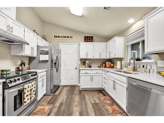 25198 JAKE St, Veneta, OR 97487