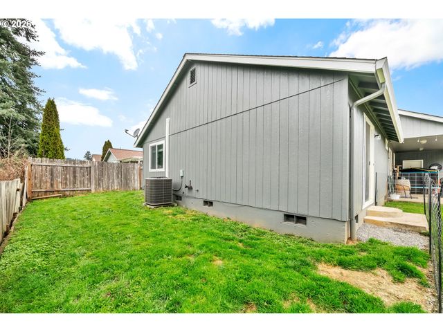 25198 JAKE St, Veneta, OR 97487