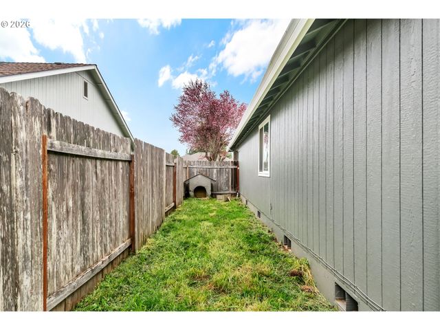25198 JAKE St, Veneta, OR 97487