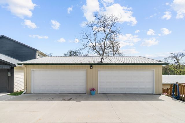 8412 Lakeshore Drive, Dexter, IA 50070
