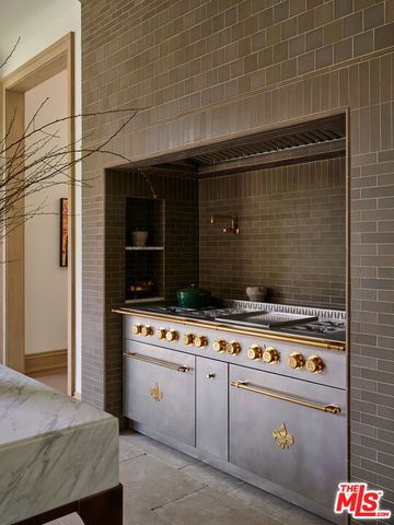 694 N Tigertail Road, Los Angeles, CA 90049