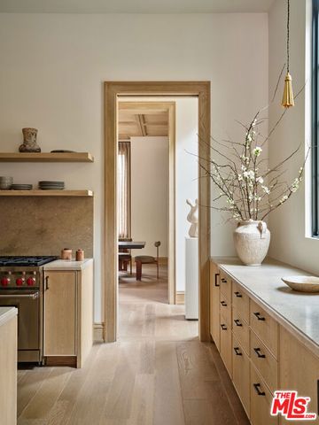 694 N Tigertail Road, Los Angeles, CA 90049