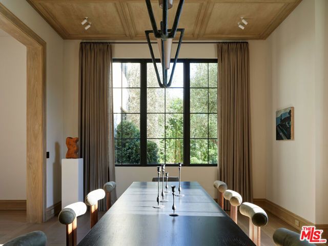 694 N Tigertail Road, Los Angeles, CA 90049