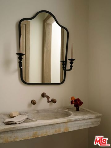 694 N Tigertail Road, Los Angeles, CA 90049