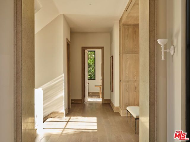 694 N Tigertail Road, Los Angeles, CA 90049