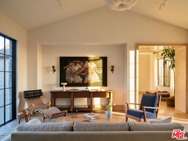 694 N Tigertail Road, Los Angeles, CA 90049