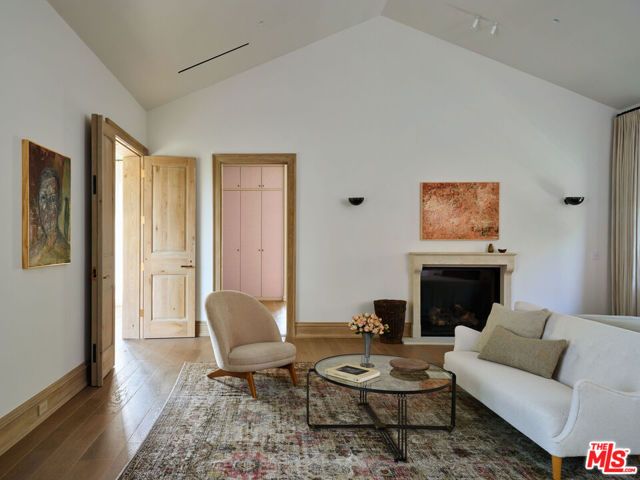 694 N Tigertail Road, Los Angeles, CA 90049