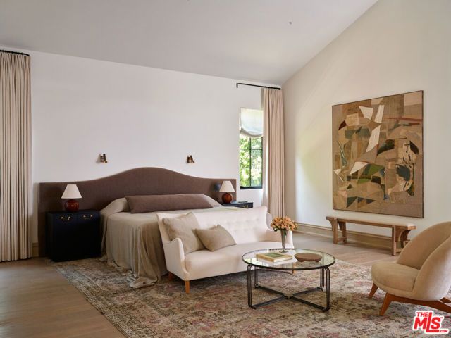 694 N Tigertail Road, Los Angeles, CA 90049