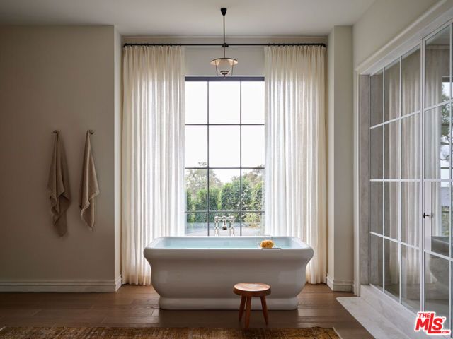 694 N Tigertail Road, Los Angeles, CA 90049