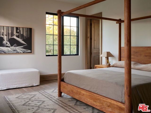 694 N Tigertail Road, Los Angeles, CA 90049