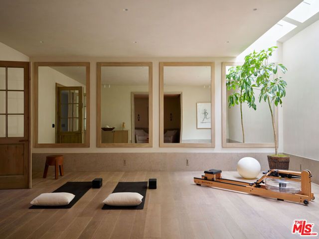 694 N Tigertail Road, Los Angeles, CA 90049