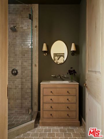 694 N Tigertail Road, Los Angeles, CA 90049