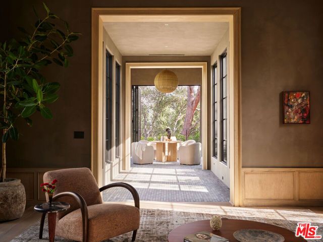 694 N Tigertail Road, Los Angeles, CA 90049