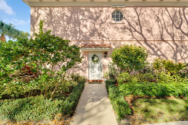 6 Oakleaf Court, Tequesta, FL 33469