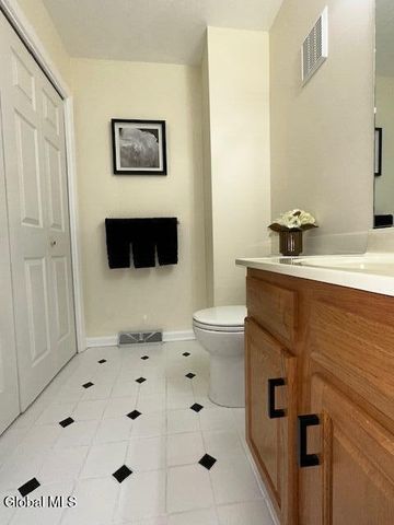 1 Tracey Court, Troy, NY 12180