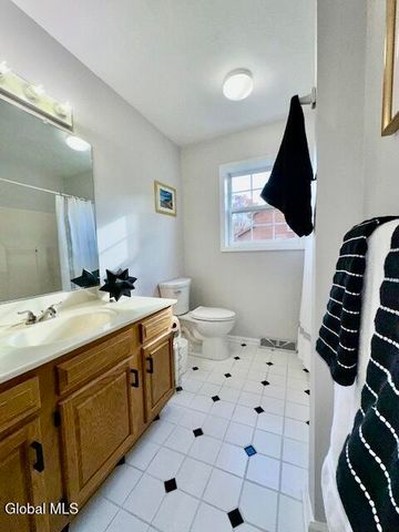 1 Tracey Court, Troy, NY 12180